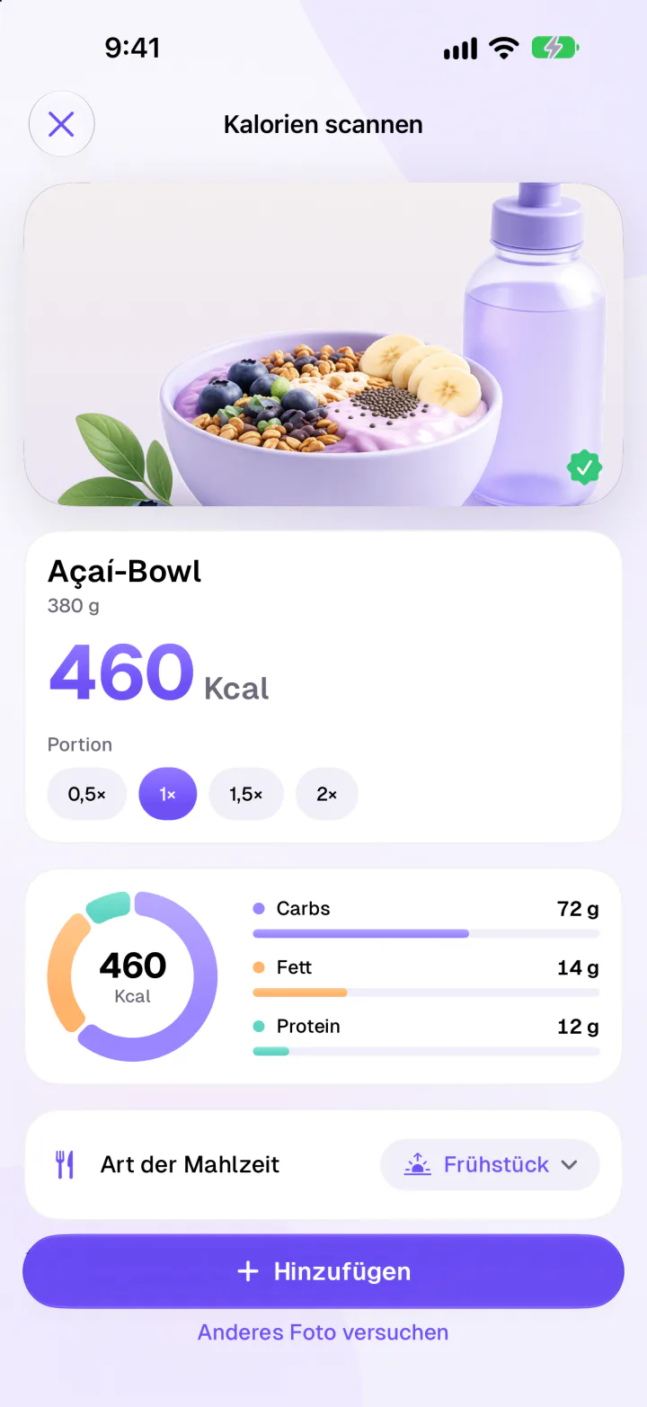 Kalorien-Scan in Fimbl: eine Açaí-Bowl, geschätzt auf 380 g und 460 kcal, mit Portionstasten von 0,5× bis 2× und einer Aufteilung in Carbs, Fett und Protein